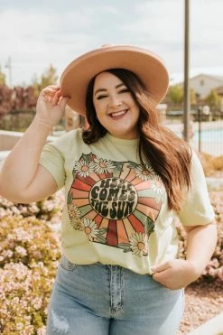 Bella Closet TOPS THE HERE COMES THE SUN VINTAGE GRAPHIC TEE IN SPRING GREEN