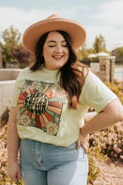 Bella Closet TOPS THE HERE COMES THE SUN VINTAGE GRAPHIC TEE IN SPRING GREEN