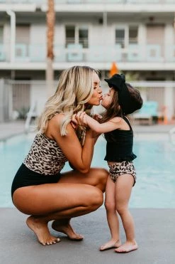 X-SMALL PINK DESERT BUTTON FRONT MIDKINI SWIM TOP IN TEXTURED LEOPARD