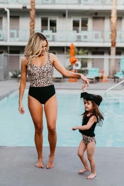 X-SMALL PINK DESERT BUTTON FRONT MIDKINI SWIM TOP IN TEXTURED LEOPARD