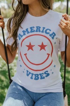 Wknder THE AMERICA VIBES SMILEY TEE IN WHITE TOPS