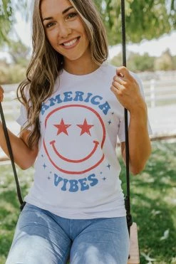 Wknder THE AMERICA VIBES SMILEY TEE IN WHITE TOPS