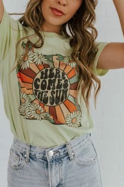 Bella Closet TOPS THE HERE COMES THE SUN VINTAGE GRAPHIC TEE IN SPRING GREEN