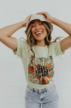 Bella Closet TOPS THE HERE COMES THE SUN VINTAGE GRAPHIC TEE IN SPRING GREEN