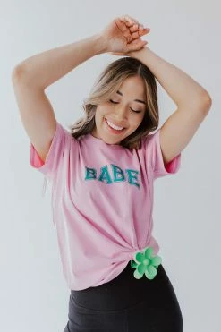 Polagram/Baevely TOPS THE BABE GRAPHIC TEE IN ORCHID
