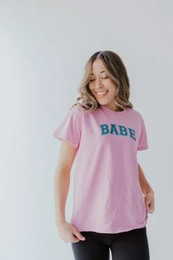 Polagram/Baevely TOPS THE BABE GRAPHIC TEE IN ORCHID