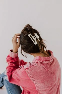 Wall To Wall THE MODERN BASICS HAIR CLAW IN CREAM ACCESSORIES