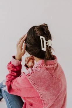 Wall To Wall THE MODERN BASICS HAIR CLAW IN CREAM ACCESSORIES