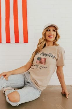 Alphia NEW ARRIVALS THE HAMPTONS USA GRAPHIC TEE IN SAND