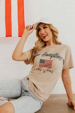 Alphia NEW ARRIVALS THE HAMPTONS USA GRAPHIC TEE IN SAND