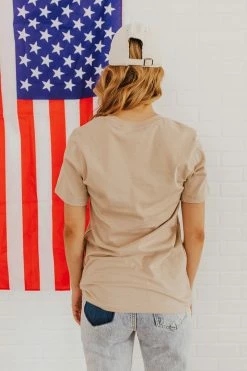 Alphia NEW ARRIVALS THE HAMPTONS USA GRAPHIC TEE IN SAND