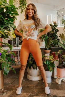 Wknder THE KEEP CALM AND DREAM ON GRAPHIC TEE IN IVORY TOPS