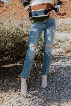 Vervet THE VICTORIA STRAIGHT LEG ANKLE JEANS IN MEDIUM WASH