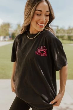 Illustrated Society TOPS THE MORE BEACH DAYS GRAPHIC TEE IN BLACK