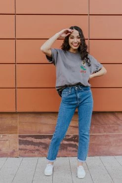 Hammer Collection BOTTOMS THE STACI MOM JEANS IN VINTAGE BLUE