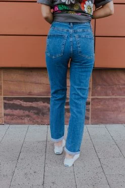 Hammer Collection BOTTOMS THE STACI MOM JEANS IN VINTAGE BLUE
