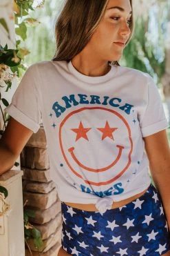 Wknder THE AMERICA VIBES SMILEY TEE IN WHITE TOPS