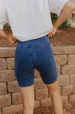 Livana BOTTOMS THE MASON BIKER SHORTS IN WASHED NAVY