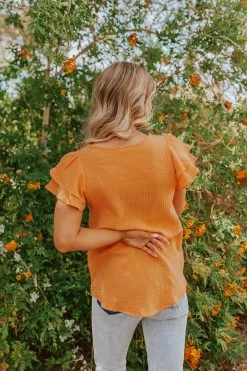 Les Amis THE MESA RUFFLE SLEEVE TOP IN MANGO