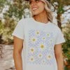 Le Lis THE DAISY DAZE GRAPHIC TEE IN WHITE TOPS