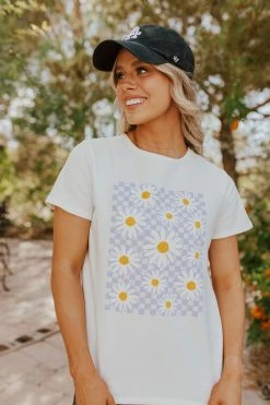 Le Lis THE DAISY DAZE GRAPHIC TEE IN WHITE TOPS