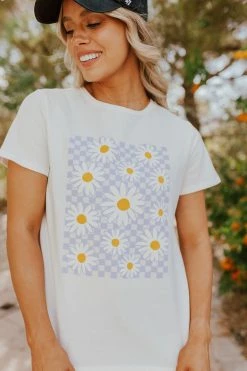 Le Lis THE DAISY DAZE GRAPHIC TEE IN WHITE TOPS