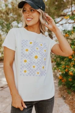 Le Lis THE DAISY DAZE GRAPHIC TEE IN WHITE TOPS
