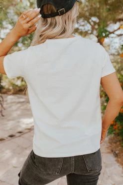 Le Lis THE DAISY DAZE GRAPHIC TEE IN WHITE TOPS