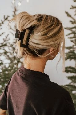 Wall To Wall THE MODERN BASICS HAIR CLAW IN BLACK