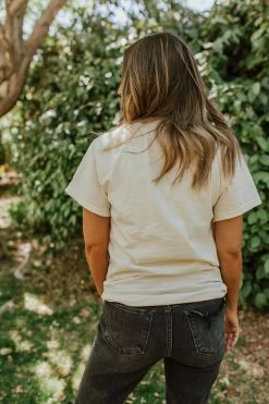 PD EXCLUSIVES THE MAMA IN THE MIDDLE TEE IN OATMEAL BY PINK DESERT