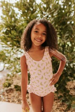 PINK DESERT GIRLS MINI RUFFLE LEG SCOOP ONE PIECE SWIMSUIT IN BUBBLEGUM BANANA