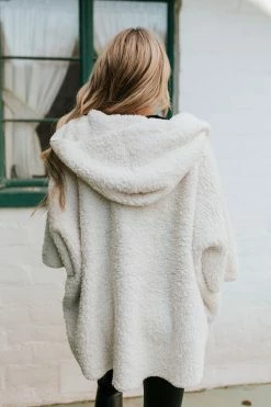 HEM TOPS THE TEDDY ZIP UP PONCHO IN CREAM