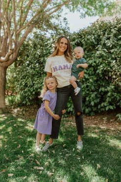 PD EXCLUSIVES THE MAMA IN THE MIDDLE TEE IN OATMEAL BY PINK DESERT