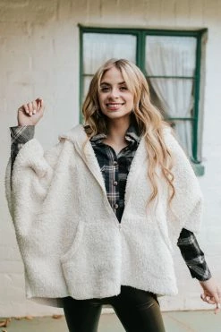 HEM TOPS THE TEDDY ZIP UP PONCHO IN CREAM