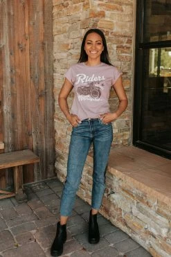 Rustee THE RIDERS LIVE TO RIDE GRAPHIC TEE IN MAUVE TOPS