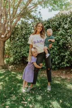 PD EXCLUSIVES THE MAMA IN THE MIDDLE TEE IN OATMEAL BY PINK DESERT