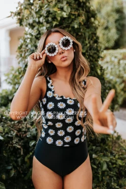 PINK DESERT SCALLOPED MIDKINI SWIM TOP IN LA LA DAISY