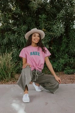 Polagram/Baevely TOPS THE BABE GRAPHIC TEE IN ORCHID