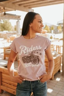Rustee THE RIDERS LIVE TO RIDE GRAPHIC TEE IN MAUVE TOPS