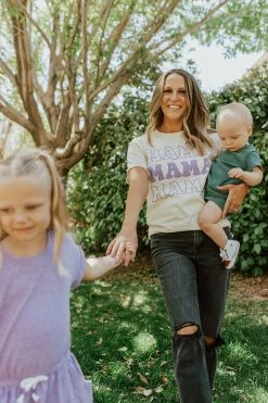 PD EXCLUSIVES THE MAMA IN THE MIDDLE TEE IN OATMEAL BY PINK DESERT