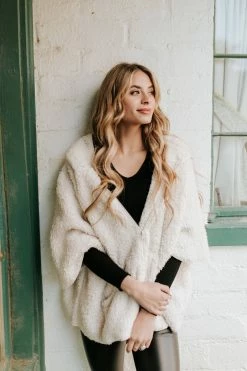 HEM TOPS THE TEDDY ZIP UP PONCHO IN CREAM