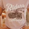 Rustee THE RIDERS LIVE TO RIDE GRAPHIC TEE IN MAUVE TOPS