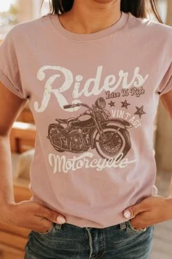 Rustee THE RIDERS LIVE TO RIDE GRAPHIC TEE IN MAUVE TOPS