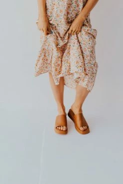 Let's See Style SHOES THE CAMILA SLIDE SANDALS IN CAMEL