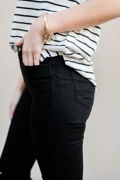 Eunina BOTTOMS THE SKINNY KNEE SLIT JEANS IN BLACK 28 Eunina BOTTOMS THE SKINNY KNEE SLIT JEANS IN BLACK